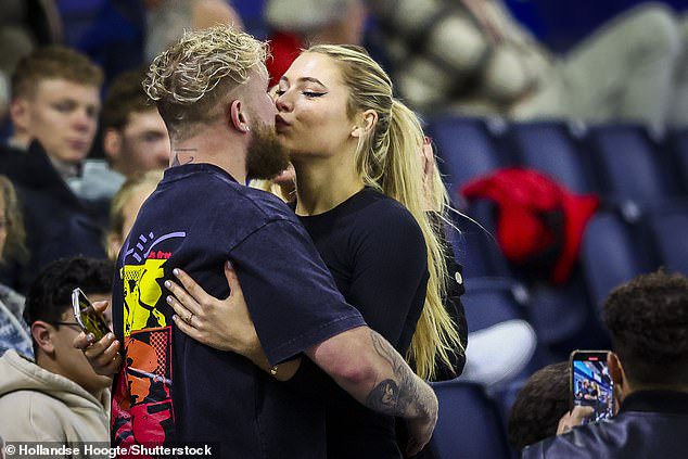 Paul and Leerdam embrace after her second 500m ladies at Thialf ice stadium in 2023