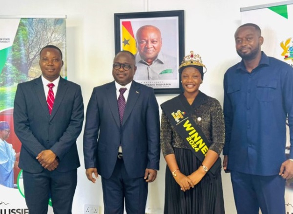 Queen Titiaka engages minister on climate change advocacy and collaboration