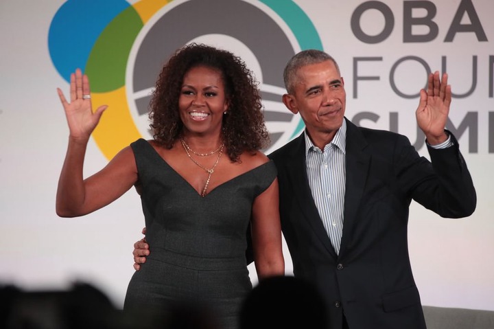 michelle and barack obama waving