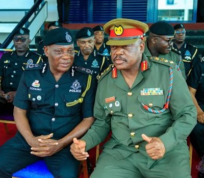 CDS receives guard of honour at police headquarters